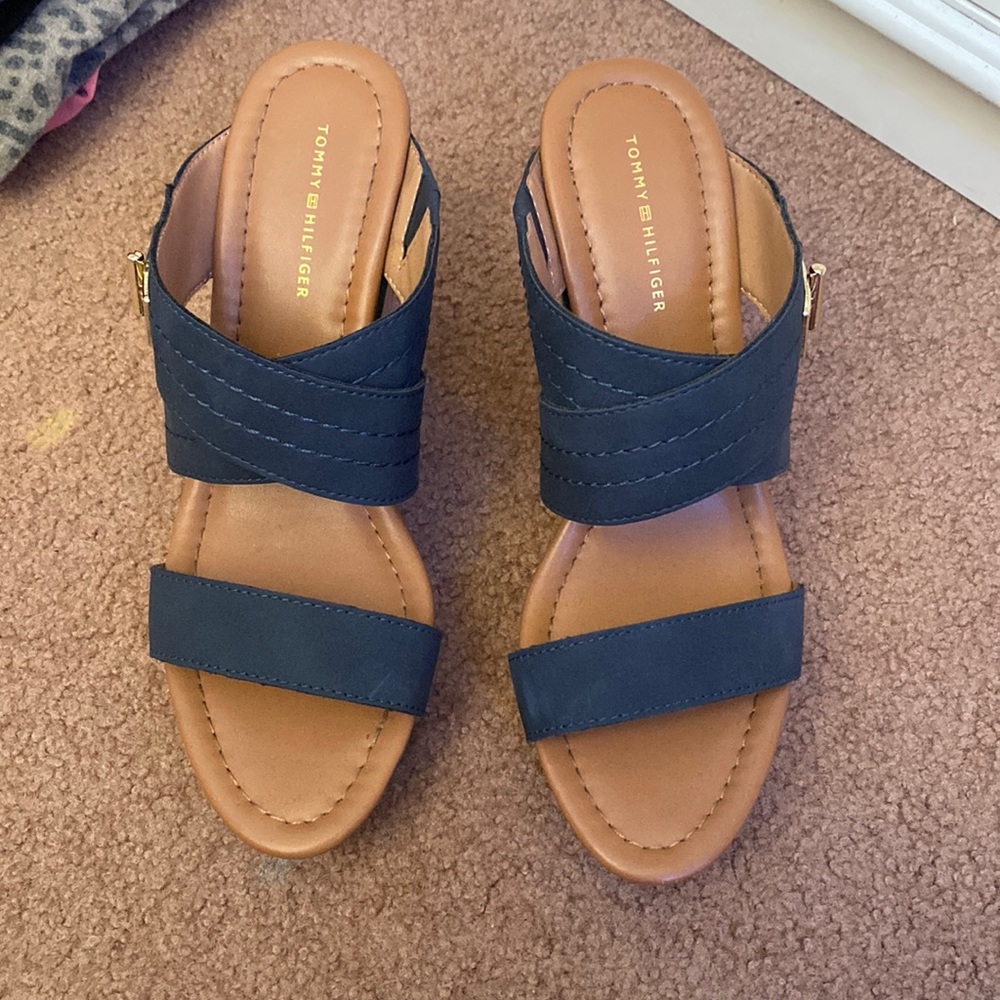 tommy hilfiger~high heel sandals brown with navy blue straps and gold imprints